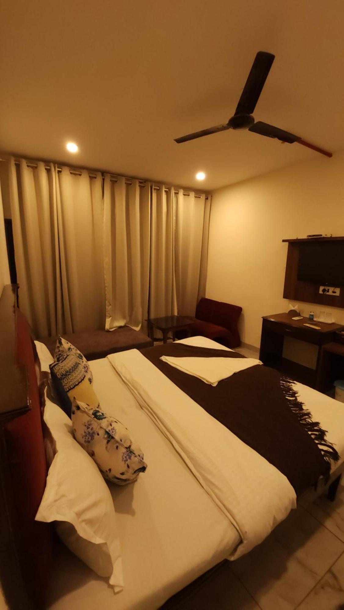 Hotel Vrs Inns Chandīgarh Extérieur photo