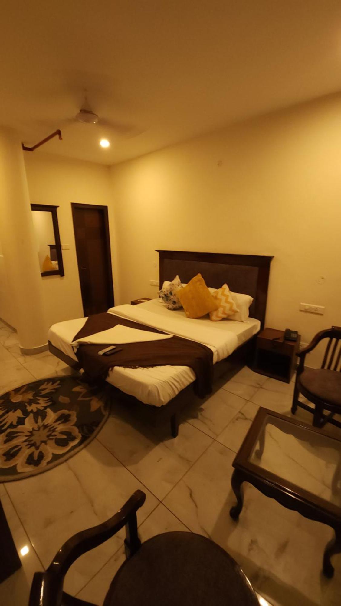 Hotel Vrs Inns Chandīgarh Extérieur photo